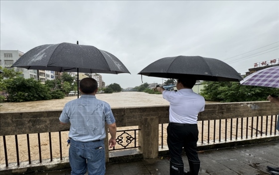 工作組在防汛一線開展工作。受訪者供圖