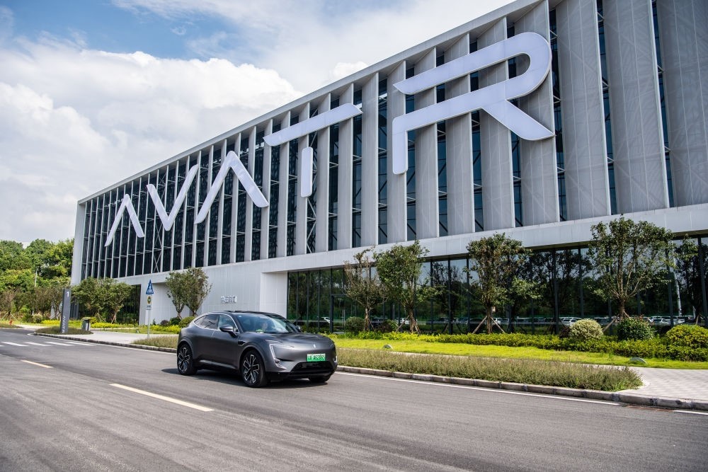 一輛新能源汽車在重慶市江北區(qū)行駛（2023年7月20日攝）。新華社記者 唐奕 攝