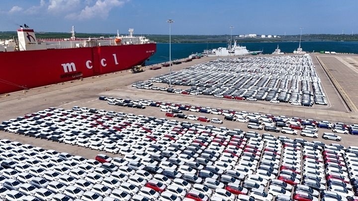 這是2024年3月28日拍攝的斯里蘭卡漢班托塔港（無人機照片）。漢班托塔港是中斯共建“一帶一路”重點合作項目，位于斯里蘭卡南端，是一座綜合性人工深水海港，許多往來亞洲、歐洲、非洲的貨船在此經(jīng)過。新華社記者 徐欽 攝