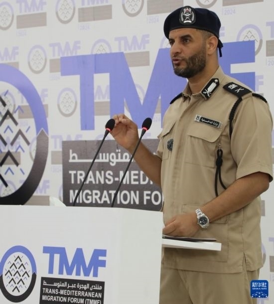 7月10日，利比亞內(nèi)政部長(zhǎng)特拉貝爾西在首都的黎波里舉行的新聞發(fā)布會(huì)上講話。新華社發(fā)（哈姆扎·圖爾基亞攝）