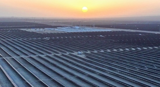 2023年11月13日拍攝的中國石油塔里木油田伽師縣60萬千瓦光伏發(fā)電項目（無人機照片）。新華社發(fā)（陳士兵攝）