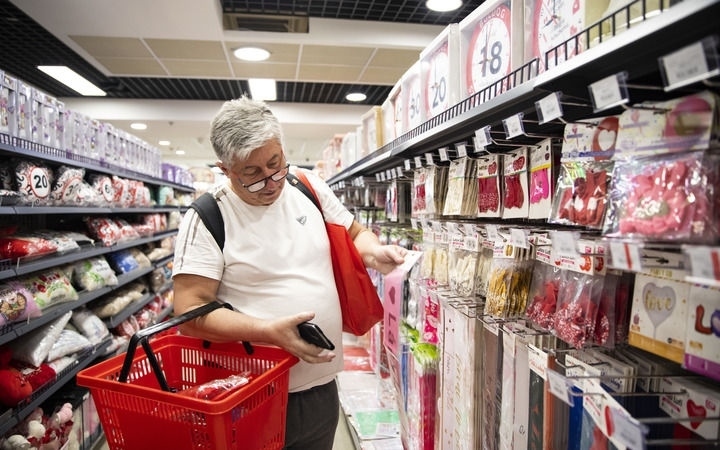 2024年4月29日，在匈牙利布達佩斯，一名男子在中歐商貿(mào)物流合作園區(qū)的中國商品交易展示中心內(nèi)購物。中歐商貿(mào)物流合作園區(qū)是中國在歐洲地區(qū)建設(shè)的首個商貿(mào)物流型境外經(jīng)貿(mào)合作區(qū)，也是集商貿(mào)展示與交易、物流運輸與倉儲、產(chǎn)業(yè)投資與合作功能于一體的中歐企業(yè)雙向互動平臺。新華社記者 張帆 攝