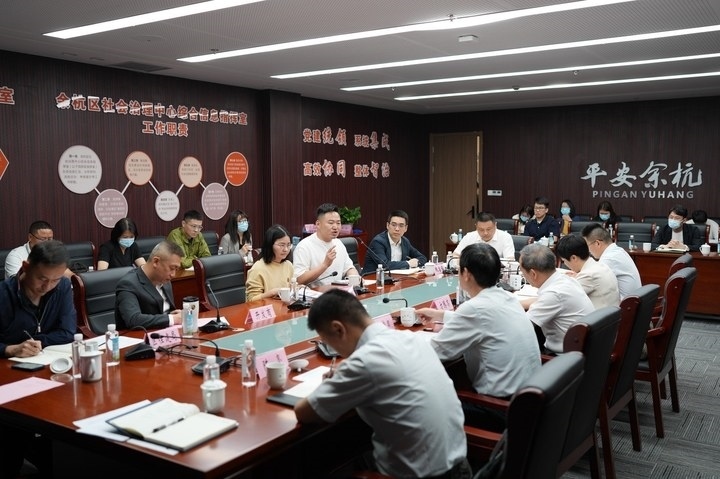 由浙江省信訪局和相關(guān)部門(mén)負(fù)責(zé)人組成的下訪團(tuán)在杭州市余杭區(qū)社會(huì)治理中心接待來(lái)訪群眾。新華社記者 翁忻旸 攝