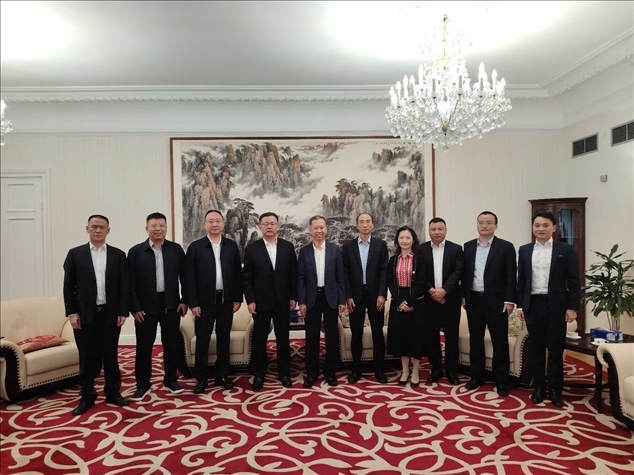 中國(guó)駐瑞典大使崔愛(ài)民（左五）會(huì)見(jiàn)中國(guó)中鐵股份有限公司總裁陳文健一行并合影。中國(guó)駐瑞典大使館供圖