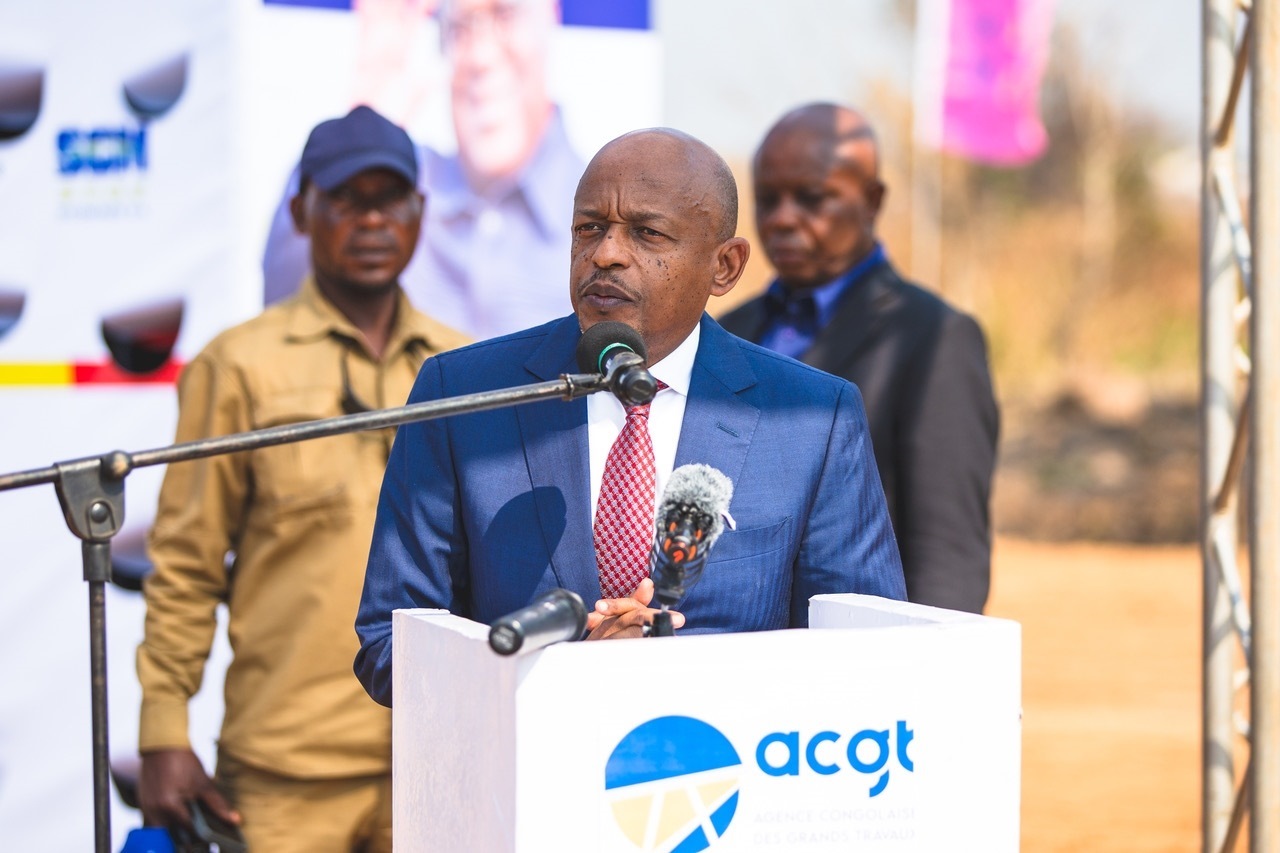 剛果（金）國(guó)務(wù)部長(zhǎng)兼基礎(chǔ)設(shè)施和公共工程部長(zhǎng)穆武尼在開工儀式上致辭。中鐵資源集團(tuán)供圖