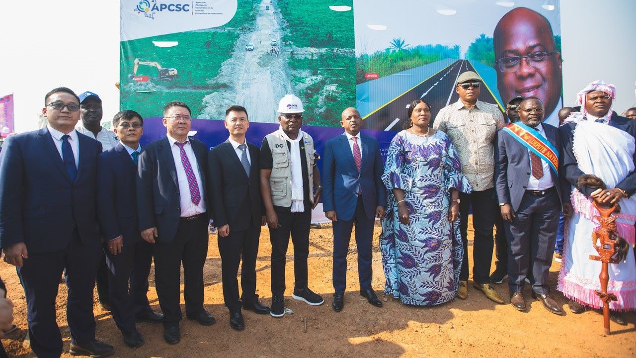 剛果（金）政府代表與中方企業(yè)代表出席開工儀式。中鐵資源集團(tuán)供圖