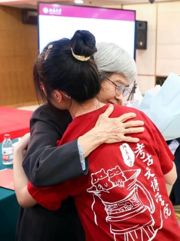 2023年，在校友向母校捐贈儀式上，鐘芳蓉與樊錦詩擁抱。校方供圖