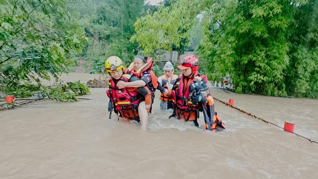 在忠縣，救援人員正在轉(zhuǎn)移受災(zāi)群眾。新華社發(fā)