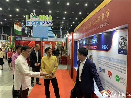 7月9日，中國駐清邁總領(lǐng)事陳海平與清邁副府尹威拉蓬等共同參觀以“暢游中國、支付無憂”為主題的中國展位。人民網(wǎng)記者章念生攝