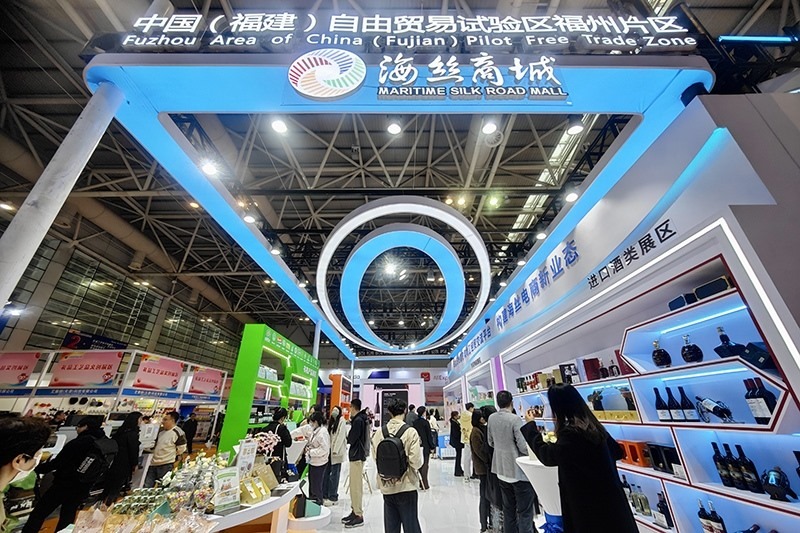 2024年3月18日，第四屆中國跨境電商交易會在福建福州開幕。展會聚焦“鏈接跨境全流域 共建電商新生態(tài)”，集聚全國80余個外貿(mào)產(chǎn)業(yè)帶的上千家供應鏈企業(yè)。