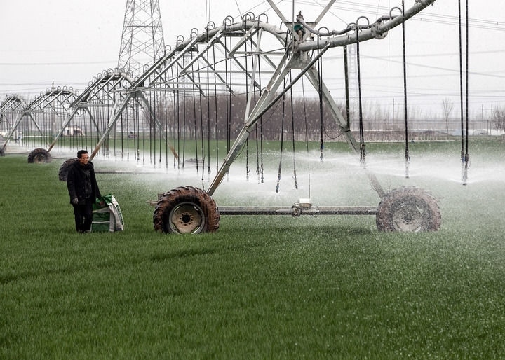 2024年3月18日，在河南省焦作市博愛縣孝敬鎮(zhèn)東原莊村瑞輝家庭農(nóng)場，村民使用全自動指針式噴灌機(jī)進(jìn)行澆灌作業(yè)。新華社發(fā)（程全攝）