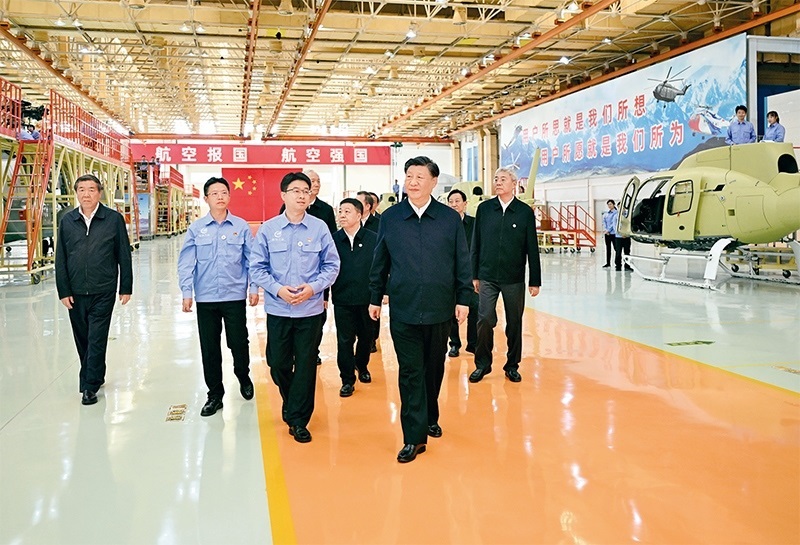 2023年10月10日至13日，中共中央總書記、國家主席、中央軍委主席習近平在江西考察。這是11日上午，習近平在景德鎮(zhèn)市昌河飛機工業(yè)（集團）有限公司考察。 新華社記者 燕雁/攝