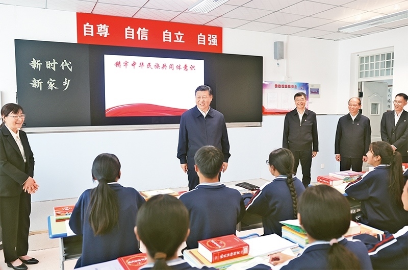 2024年6月18日至19日，中共中央總書記、國家主席、中央軍委主席習近平在青?？疾?。這是18日下午，習近平在果洛西寧民族中學高一（1）班觀摩“新時代、新家鄉(xiāng)”主題思政課。 新華社記者 鞠鵬/攝