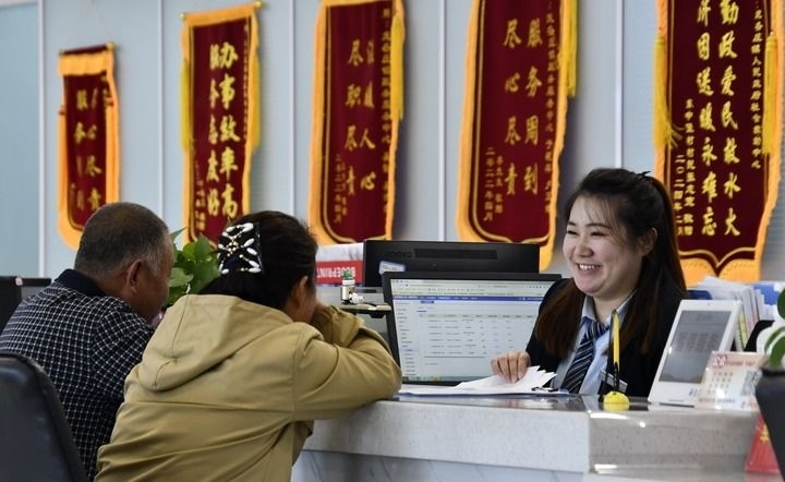 2024年3月25日，北京市大興區(qū)龐各莊鎮(zhèn)政務(wù)服務(wù)中心的工作人員耐心為群眾解答問題。大興區(qū)龐各莊鎮(zhèn)政務(wù)服務(wù)中心用“最多跑一次”的工作理念為企業(yè)和群眾提供了便利化、精準(zhǔn)化、個性化的衍生服務(wù)。新華社記者 李欣 攝