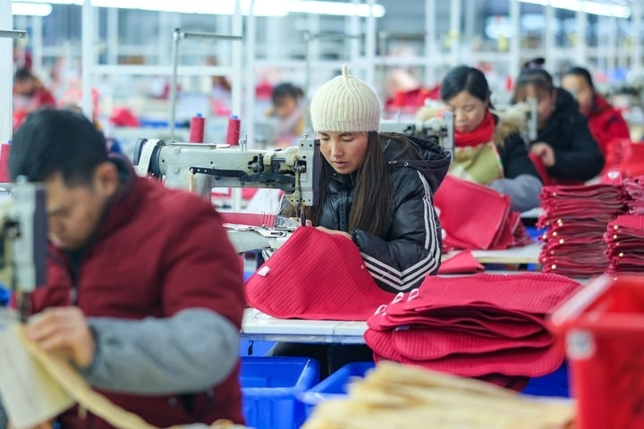 2024年1月18日，社區(qū)居民在紅安社區(qū)的鄉(xiāng)村振興就業(yè)車間工作。紅安社區(qū)是由易地搬遷安置區(qū)單獨成立的新社區(qū)，位于湖南省湘西土家族苗族自治州鳳凰縣禾庫鎮(zhèn)。新華社記者 張鋮 攝