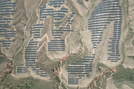 通渭縣10萬千瓦集中式光伏發(fā)電項目。新華社記者 張睿 攝