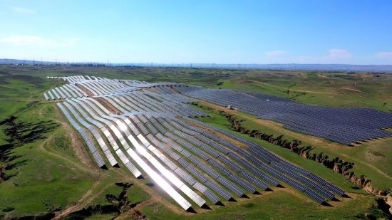 紅寺堡區(qū)發(fā)展光伏產(chǎn)業(yè)。新華社發(fā)（康國慶 攝）