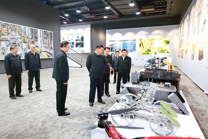 2024年4月22日至24日，中共中央總書記、國家主席、中央軍委主席習近平在重慶考察。這是22日下午，習近平參觀重慶科技創(chuàng)新和產(chǎn)業(yè)發(fā)展成果展示。 新華社記者 王曄/攝