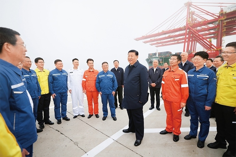 2024年5月22日至24日，中共中央總書記、國家主席、中央軍委主席習近平在山東考察。這是22日下午，習近平在日照港親切慰問港口科技工作者、運營人員、航運人員。 新華社記者 鞠鵬/攝