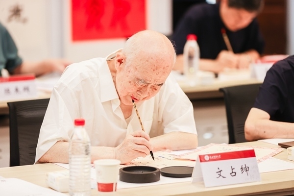 陜西師范大學(xué)毛筆手寫(xiě)錄取通知書(shū)現(xiàn)場(chǎng)。校方供圖