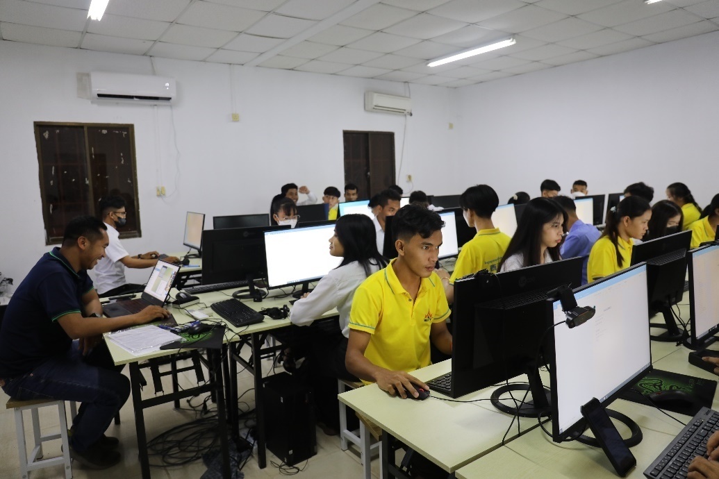 圖為西哈努克港工商學院的學生正在上課。西港特區(qū)公司供圖