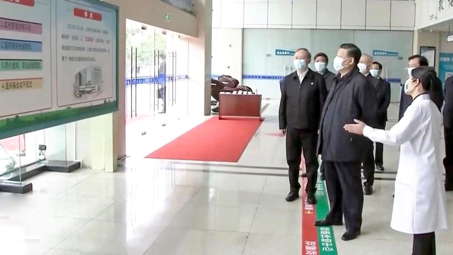 △2021年3月23日，習近平總書記在福建三明沙縣總醫(yī)院住院樓一層大廳，聽取醫(yī)改情況介紹。