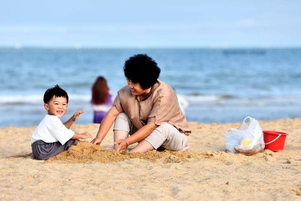△山東日照陽光海岸綠道沙灘一角。近年來，日照還海于民、還景于民，在保留松林、沙灘、礁石和濕地資源的基礎(chǔ)上，修復整治生態(tài)岸線，打造出一條長約28公里的陽光海岸綠道，吸引眾多市民游客度假休閑。