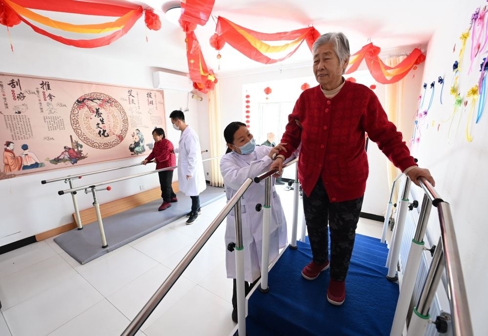 在河北省香河縣安平鎮(zhèn)運(yùn)河新村醫(yī)養(yǎng)中心，老年人在進(jìn)行康復(fù)訓(xùn)練（2024年2月29日攝）。新華社記者 王曉 攝