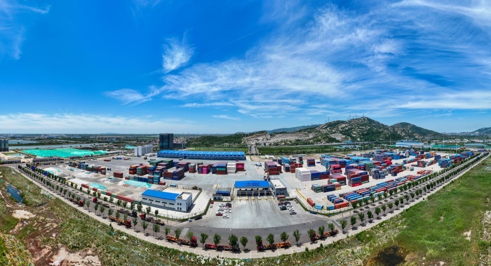 2024年6月26日拍攝的位于江蘇省連云港市連云區(qū)的上合組織（連云港）國際物流園內(nèi)的中國外運(yùn)集裝箱場站（無人機(jī)照片）。上合組織（連云港）國際物流園是連云港建設(shè)“一帶一路”交匯點(diǎn)強(qiáng)支點(diǎn)和上合組織國家出?；氐闹匾脚_載體。新華社記者 季春鵬 攝