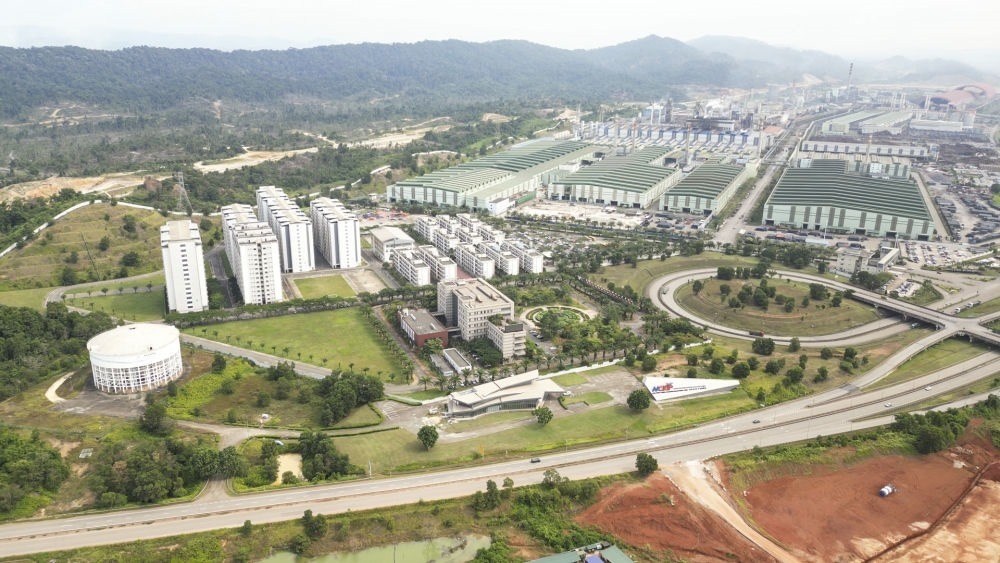 這是2024年6月13日在馬來西亞彭亨州拍攝的馬中關(guān)丹產(chǎn)業(yè)園（無人機(jī)照片）。新華社記者 程一恒 攝