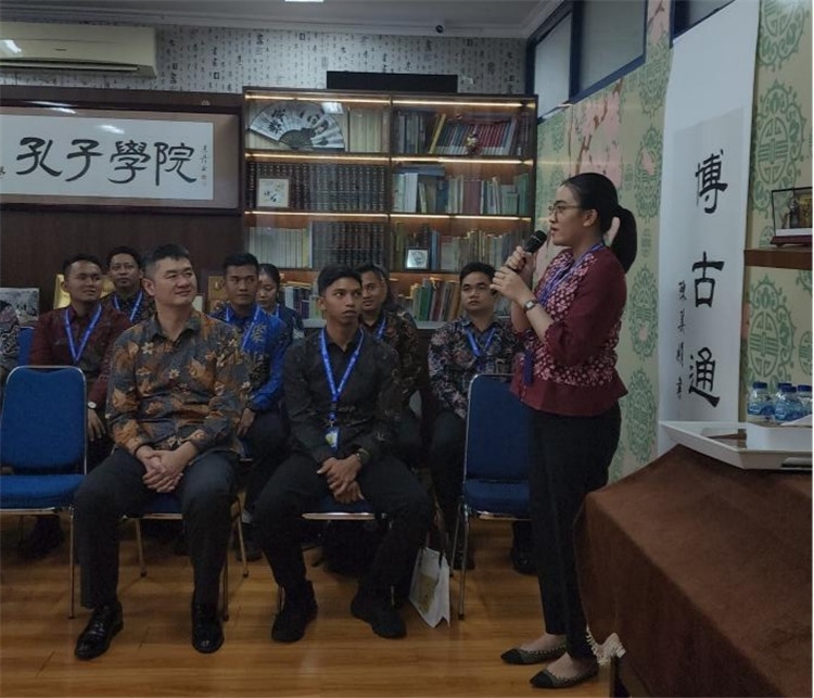 警察學(xué)員用漢語(yǔ)進(jìn)行自我介紹 ?；顒?dòng)主辦方供圖