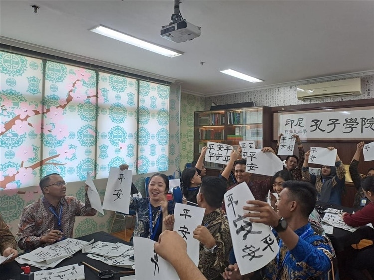 警察學(xué)員們展示書法學(xué)習(xí)成果?；顒?dòng)主辦方供圖