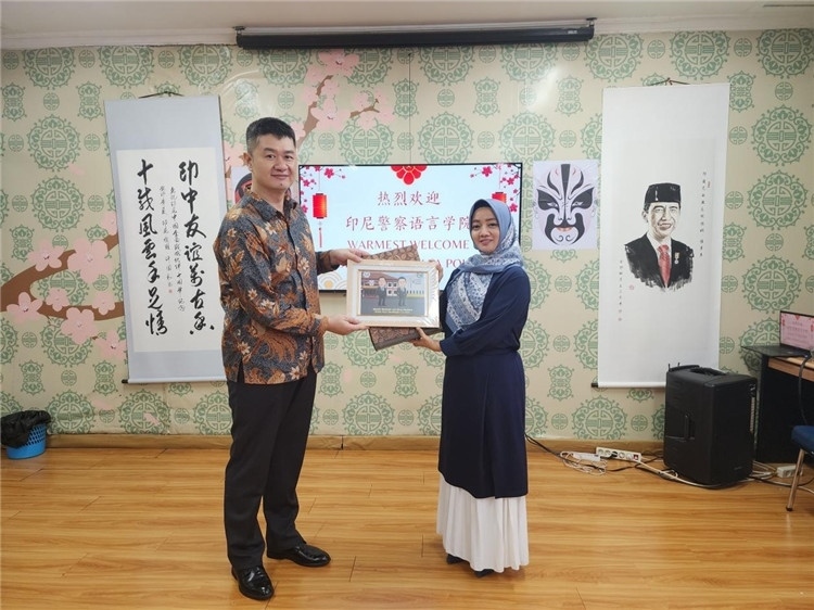 警察語(yǔ)言學(xué)院老師與王大昕交換禮品。活動(dòng)主辦方供圖