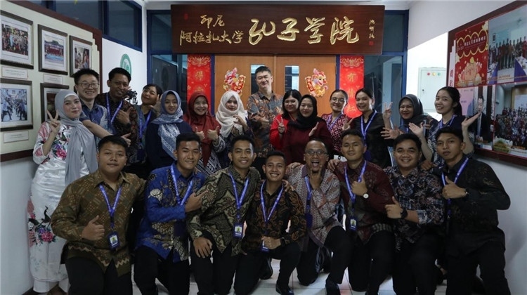 警察 學(xué)員們?cè)诳自洪T口合影。活動(dòng)主辦方供圖