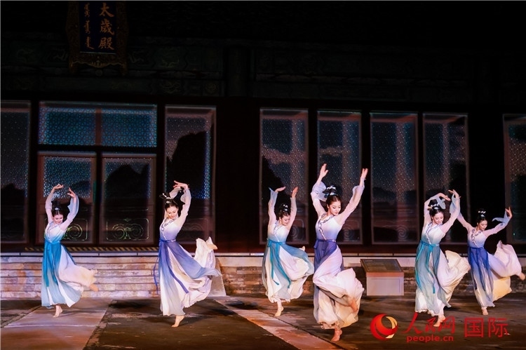 “光影北京——2024世界燈光師大會(huì)”開(kāi)幕式當(dāng)晚的燈光秀表演。人民網(wǎng)記者 趙益普攝