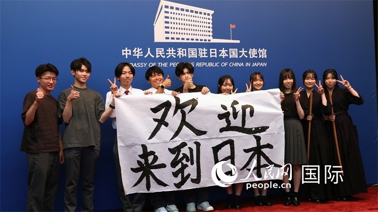 日本小大使現(xiàn)場(chǎng)書(shū)寫(xiě)“歡迎來(lái)到日本”。人民網(wǎng) 許可攝