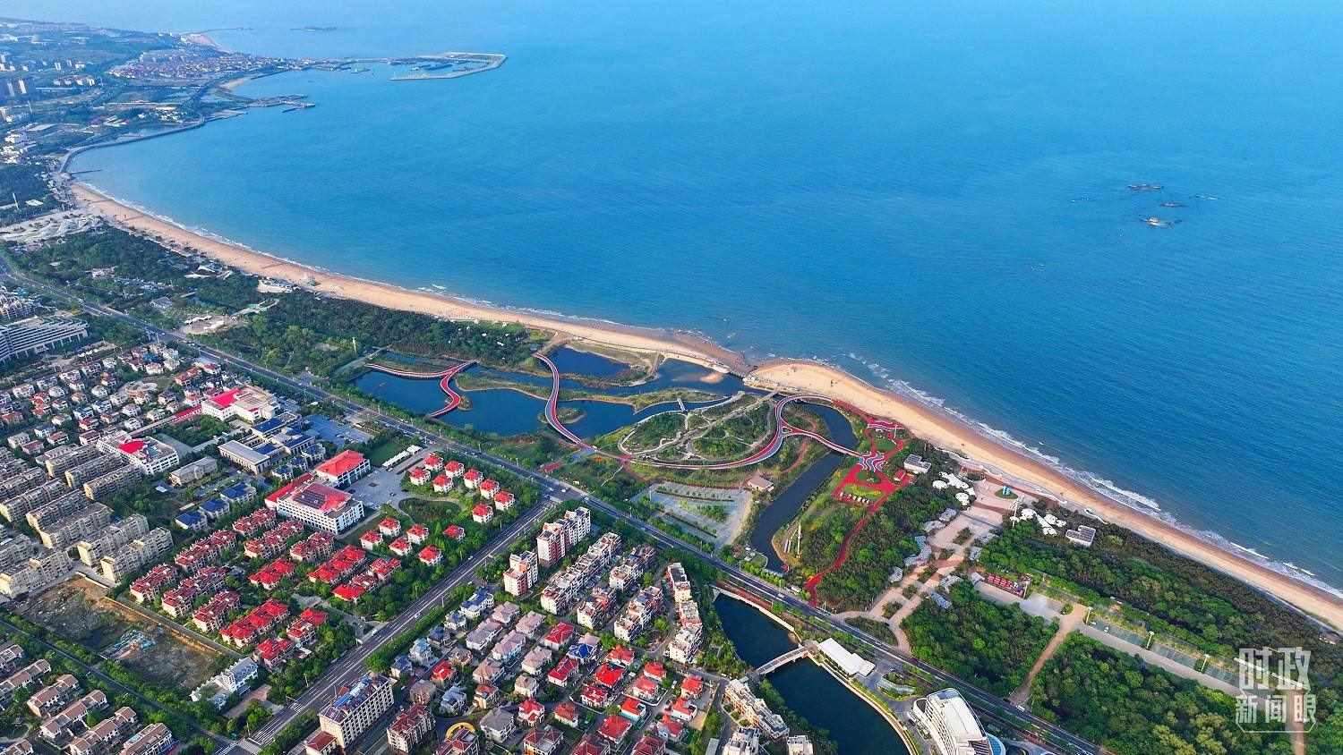 △日照市陽光海岸綠道。近年來，日照市對沿海裸露場地及岸線破損處進行生態(tài)修復(fù)，建成約28公里的陽光海岸綠道，為市民和游客提供了運動休閑好去處。（總臺央視記者范凱拍攝）