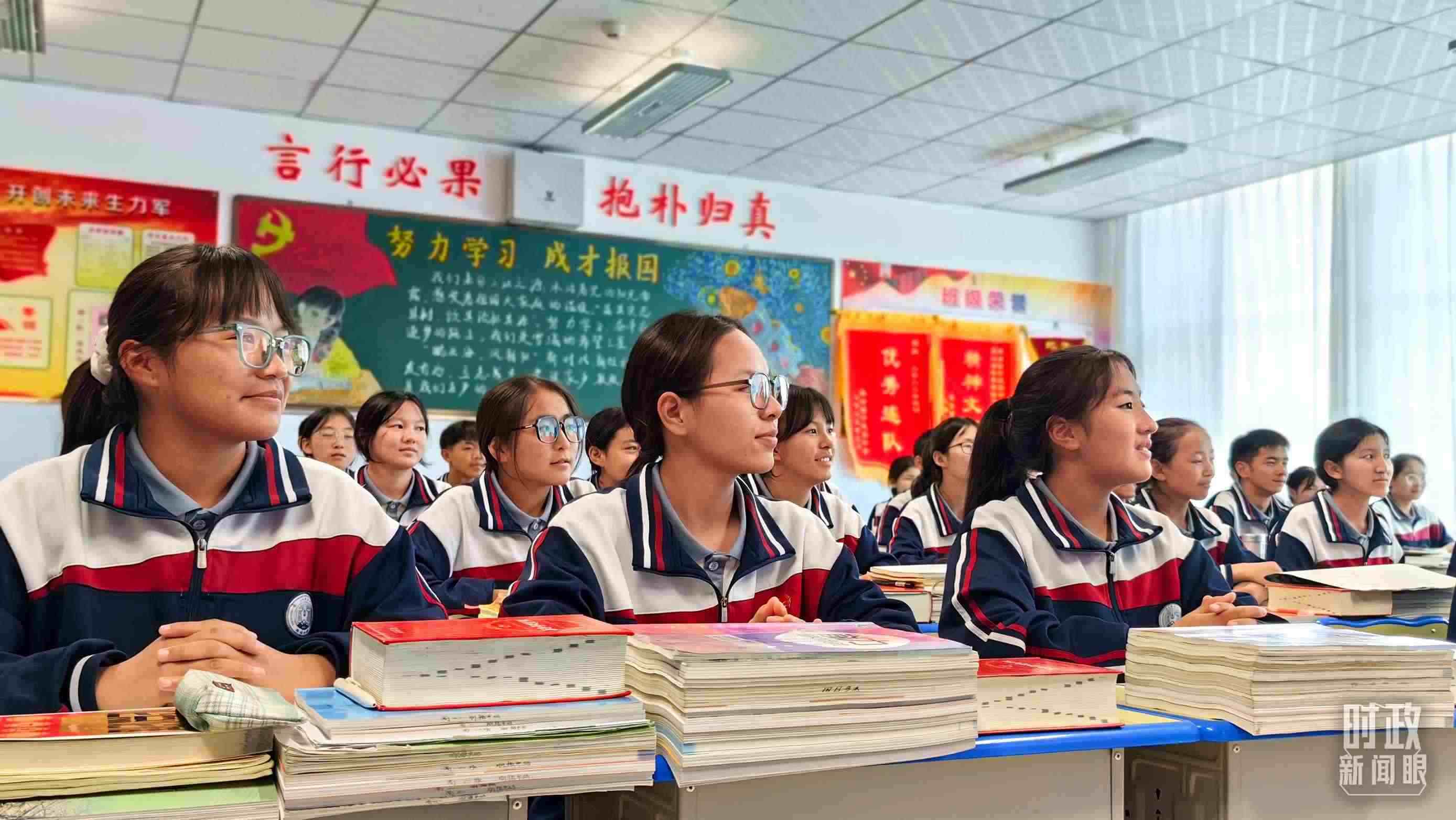 △果洛西寧民族中學(xué)高一（1）班的“新時代、新家鄉(xiāng)”主題思政課。（總臺央視記者段德文拍攝）