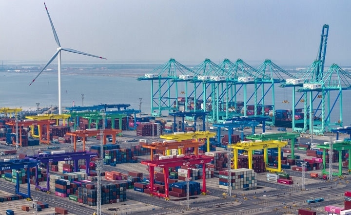 2024年7月3日，一艘集裝箱貨輪?？吭谔旖蚋邸爸腔哿闾肌贝a頭（無人機(jī)照片）。新華社記者 趙子碩 攝