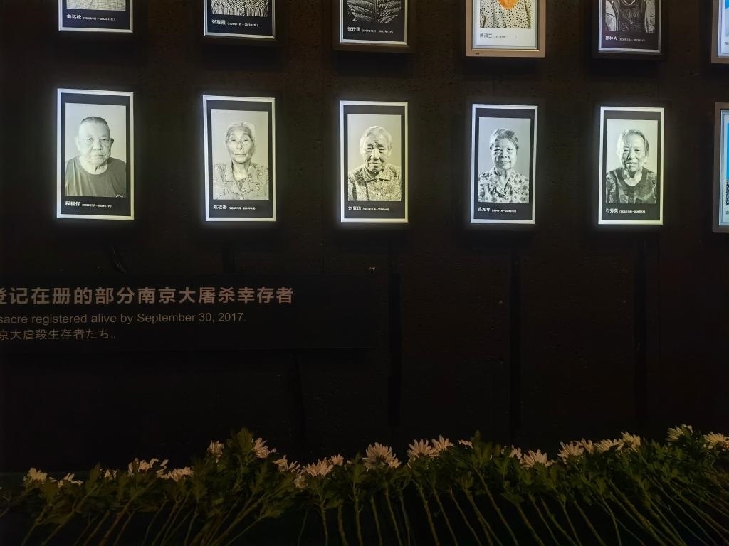 7月18日，侵華日軍南京大屠殺遇難同胞紀(jì)念館內(nèi)舉行“熄燈”悼念儀式，為今年離世的5位幸存者老人送行。新華社記者邱冰清 攝