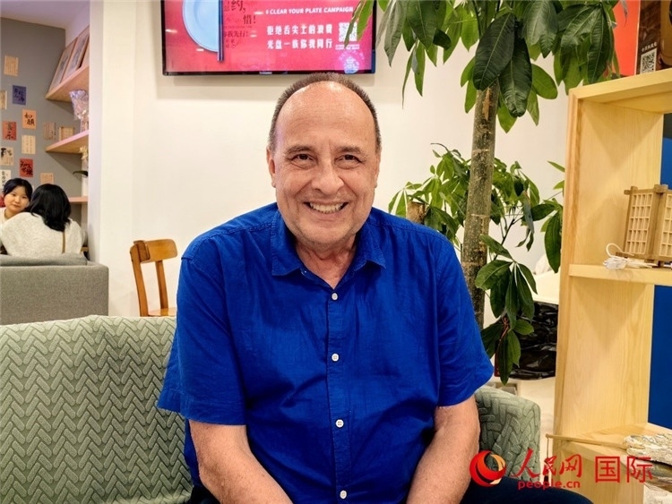 巴西坎皮納斯州立大學(xué)文學(xué)院資深教授弗朗西斯科·福特·哈德曼接受人民網(wǎng)專訪。人民網(wǎng)記者 符園園攝