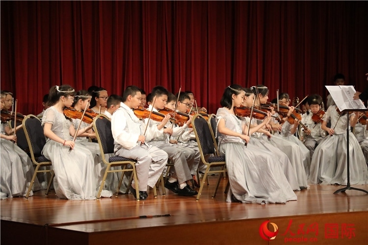 北京市學(xué)生金帆藝術(shù)團的學(xué)生們演奏音樂。人民網(wǎng)記者 李志偉攝