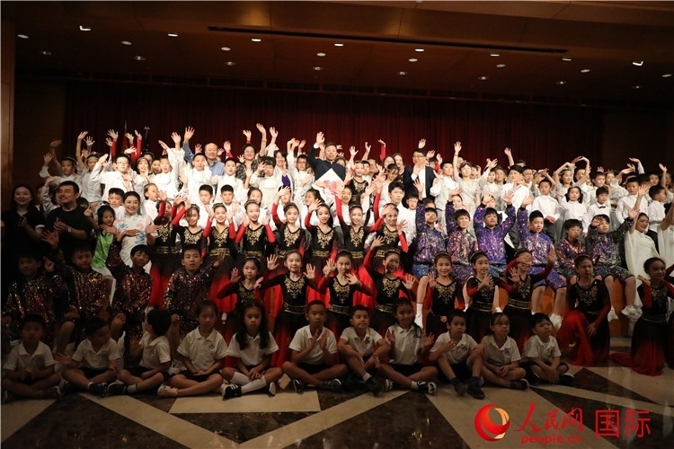 中美青少年藝術(shù)交流匯演活動結(jié)束后，嘉賓們與學(xué)生們合影。人民網(wǎng)記者 李志偉攝