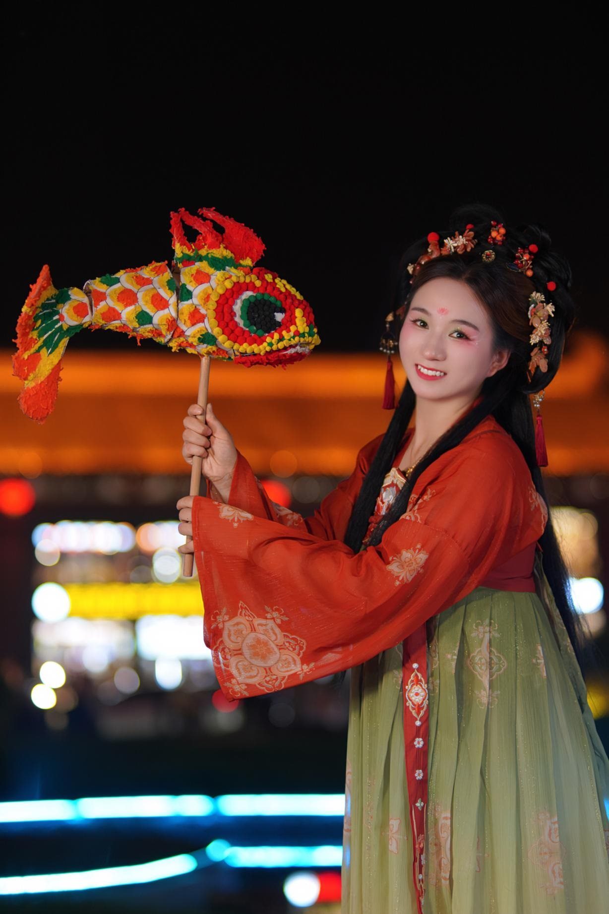 游客身穿漢服漫步在西安大唐不夜城。受訪者供圖