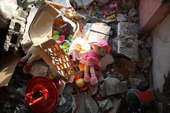 這是7月18日在加沙地帶中部努賽賴特難民營拍攝的遭到以軍襲擊的建筑廢墟。新華社發(fā)（馬爾萬·達(dá)烏德攝）