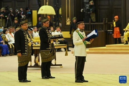  7月20日，馬來(lái)西亞總理安瓦爾（右）在吉隆坡出席最高元首登基儀式。新華社發(fā)（馬來(lái)西亞新聞局供圖）
