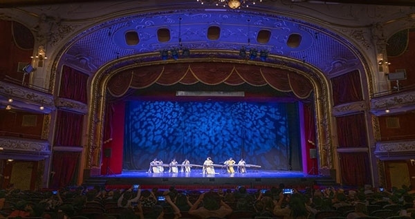 2024匈牙利青少年國際音樂會(huì)節(jié)目《戰(zhàn)臺(tái)風(fēng)》表演舞臺(tái)現(xiàn)場。兒促會(huì)藝教委供圖