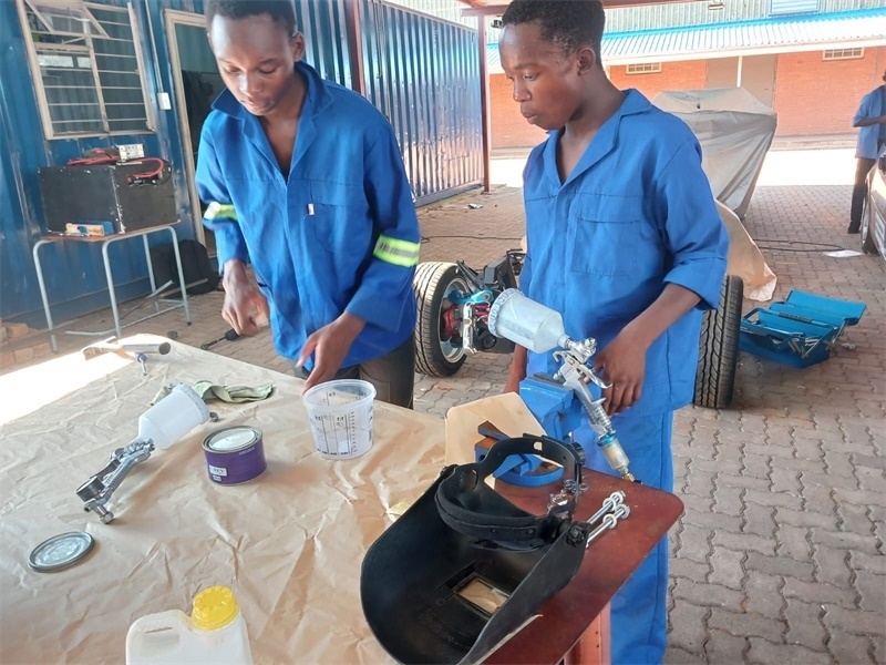 南非學生認真改造“老爺車”。索尚古夫技術高中供圖