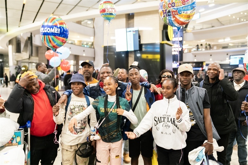 家長們熱情歡迎從中國歸來的學生。希拉茲·莫林攝