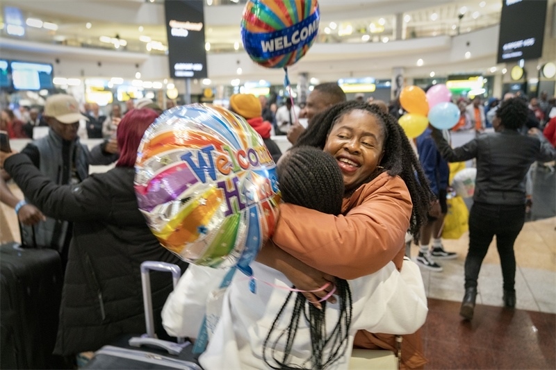 學生與家長相擁歡慶。希拉茲·莫林攝